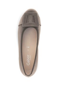 Bruine suede ballerina met een vierkante decoratieve accent bij de teen. Zachte binnenvoering, ronde vorm en elastische randen voor comfort.