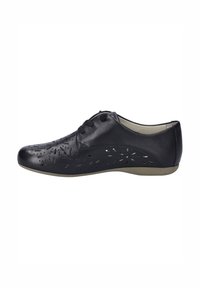 Scarpa in pelle nera con design floreali intagliati, punta tonda, allacciatura frontale e suola testurizzata. Presenta un profilo basso e una finitura liscia.