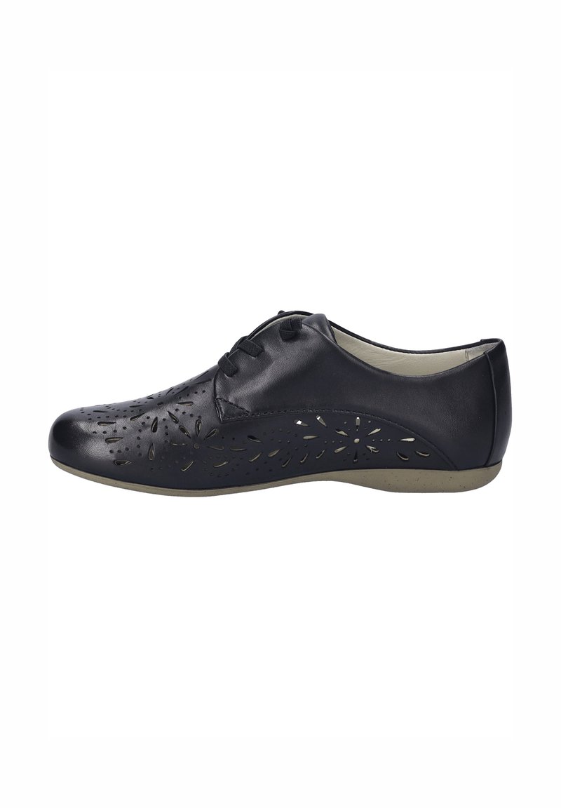 Scarpa in pelle nera con design floreali intagliati, punta tonda, allacciatura frontale e suola testurizzata. Presenta un profilo basso e una finitura liscia.