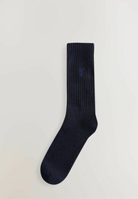 Dunkelblaue Baumwollsocke mit geribbelter Struktur, versehen mit einem dezenten Logo in dunklerem Blau, entworfen für eine enge Passform und Komfort.