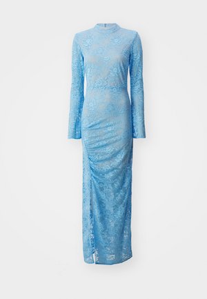 Robe en dentelle bleu clair avec des manches longues et un col montant. Présente une silhouette ajustée et une fente latérale, mettant en valeur des motifs floraux et une texture.