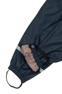 Marinblå vattentät jackärm med en åtdragen elastisk sektion med rosa innerfoder, svart justerbar rem och reflekterande silverdetaljer.