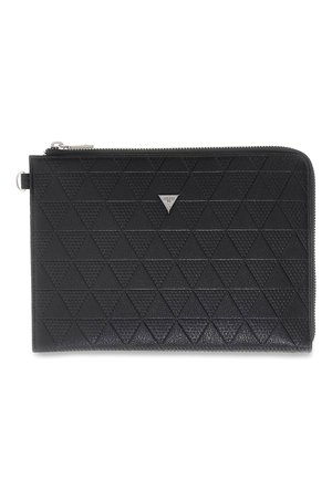 Clutch nera con zip, motivo trapuntato triangolare, logo GUESS in metallo al centro, tiretto della zip argento e forma rettangolare.