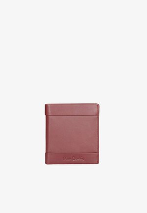 Portafoglio bifold in pelle marrone con marchio inciso discreto sulla parte anteriore inferiore, mostrato chiuso su uno sfondo bianco.