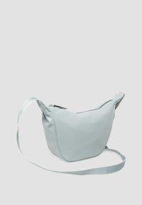 Helle blaue Schultertasche aus strukturiertem Material, mit geschwungener Form, Reißverschluss und einem langen Trageriemen für den Crossbody-Tragestil.