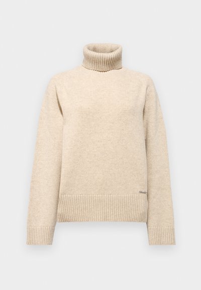 Pulover bej cu guler înalt, fabricat dintr-un material tricotat moale. Dispune de manșete și tiv cu nervuri, având un logo subtil al brandului în colțul din stânga jos.
