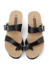 Sandali in pelle nera con due fasce incrociate e una fibbia argentata regolabile, su una suola in sughero e gomma testurizzata. Numero 37.