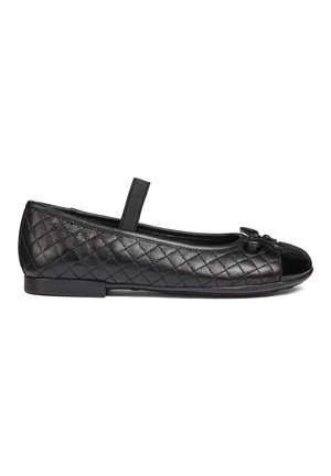 Schwarzer gesteppter Leder-Ballerina mit kleinem Schleifchen auf abgerundeter Lackspitze und elastischem Riemen über dem Spann, flache Sohle.