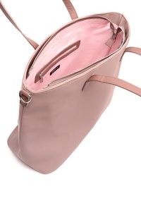 Rosa syntetisk tote bag med skulderremme, top lynlås lukning og indvendige lommer. Glat ydre med en blød, kontrasterende lyserød foring.