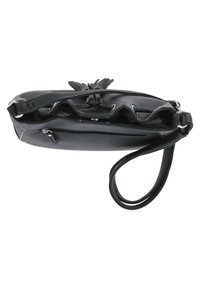 Borsa a mano in pelle nera con finitura testurizzata, scomparto con zip e manico regolabile. Presenta un design superiore plissettato e minuterie in metallo.