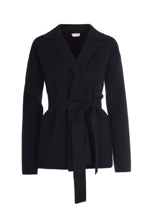 Giacca nera avvolgente realizzata in tessuto morbido, con collo a cappotto, maniche lunghe e una cintura in tessuto legata in vita.