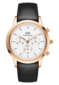 Rozā zelta hronogrāfu pulksteņi ar baltu ciparnīcu, trim subciparnīcām, melnu ādas siksniņu un sudraba stundu rādītājiem. Teksts attēlo "Daniel Wellington."