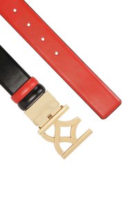 Čierny a červený kožený opasok s kovovou sponou v zlatej farbe, ktorá má jedinečný geometrický dizajn. Hladký povrch s viditeľnými otvormi.