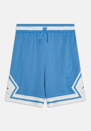 Niebieskie sportowe szorty z siateczki z białym i niebieskim paskowanym paskiem oraz obszyciem, wyposażone w sznurek i wzór w jodełkę przy nogawkach.