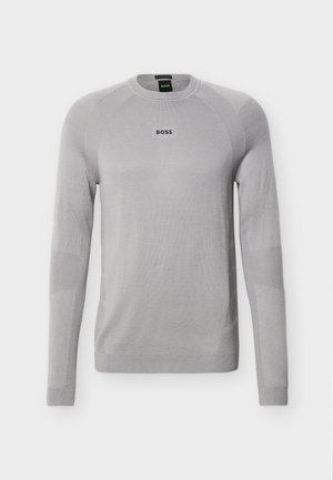 Svijetlosivi džemper dugih rukava s ovratnikom okruglog izreza, s finim teksturiranim detaljima i crnim logotipom "BOSS" u sredini prsa.