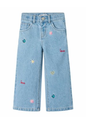 Jean pour enfants à jambes larges de couleur bleu clair avec des papillons, des fleurs, des coquillages, des cœurs brodés, ainsi que le mot « amour » en rouge.