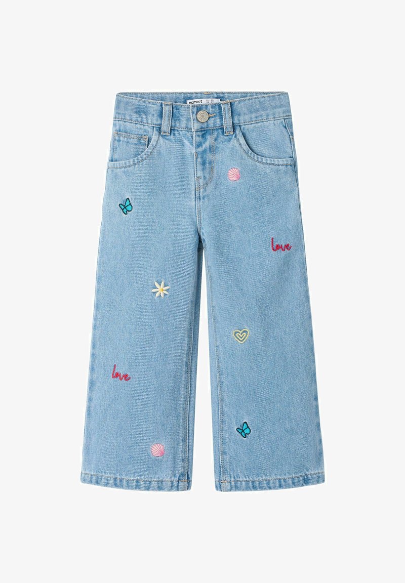 Hellblaue Kinderjeans mit weitem Bein, bestickt mit Schmetterlingen, Blumen, Muscheln, Herzen und dem Wort "Liebe" in Rot.