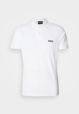 Valge polo särk, mis on valmistatud puuvillast, klassikalise kraega, kahe nupuga ja väikese musta "Barbour International" logoga rinna piirkonnas.