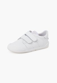 Sneaker in pelle bianca con due cinturini a strappo, punta arrotondata, suola in gomma testurizzata e piccole perforazioni per la traspirabilità.