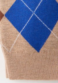 Tissu tricoté avec un motif losanges beige et bleu et un ourlet côtelé dans des tons marron et bleu.