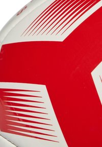 Balón de rugby rojo y blanco con superficie texturizada, que presenta rayas diagonales dinámicas y elementos de diseño angulares.