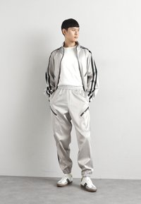 Neil Barrett RELAXED LOOSE AVIATOR DIAGONAL POCKETS TROUSERS - Παντελόνι φόρμας - silver-coloured/black