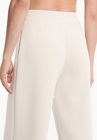 OYSHO SOFT TOUCH STRAIGHT-LEG STRIPED - Pantalon classique - sand