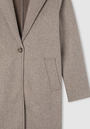 Beżowy płaszcz wełniany z pojedynczym brązowym guzikiem, klapami w kształcie notcha, długimi rękawami i boczną kieszenią na jasnym tle.