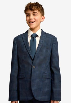 Blazer a quadri navy con motivo a quadri azzurri, chiusura con un bottone, rever a lancia e taschino sul petto. Abbinato a una cravatta coordinata.