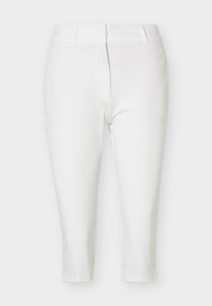 Pantaloni scurți albi, cu catarame pentru curea, nasture în față și închidere cu fermoar, prezentați pe un fundal simplu.