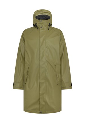 Oliven grøn vandtæt regnjakke med hætte, to sidelommer og justeringer med spænder; har et slankt design og en glat tekstur.