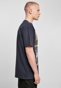 Upscale by Mister Tee Trükipildiga T-särk - navy