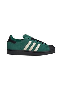 Groene suède sneakers met een zwarte rubberen neuskap, drie witte strepen en zwarte accenten op de hak. Klassiek low-top ontwerp met vetersluiting.