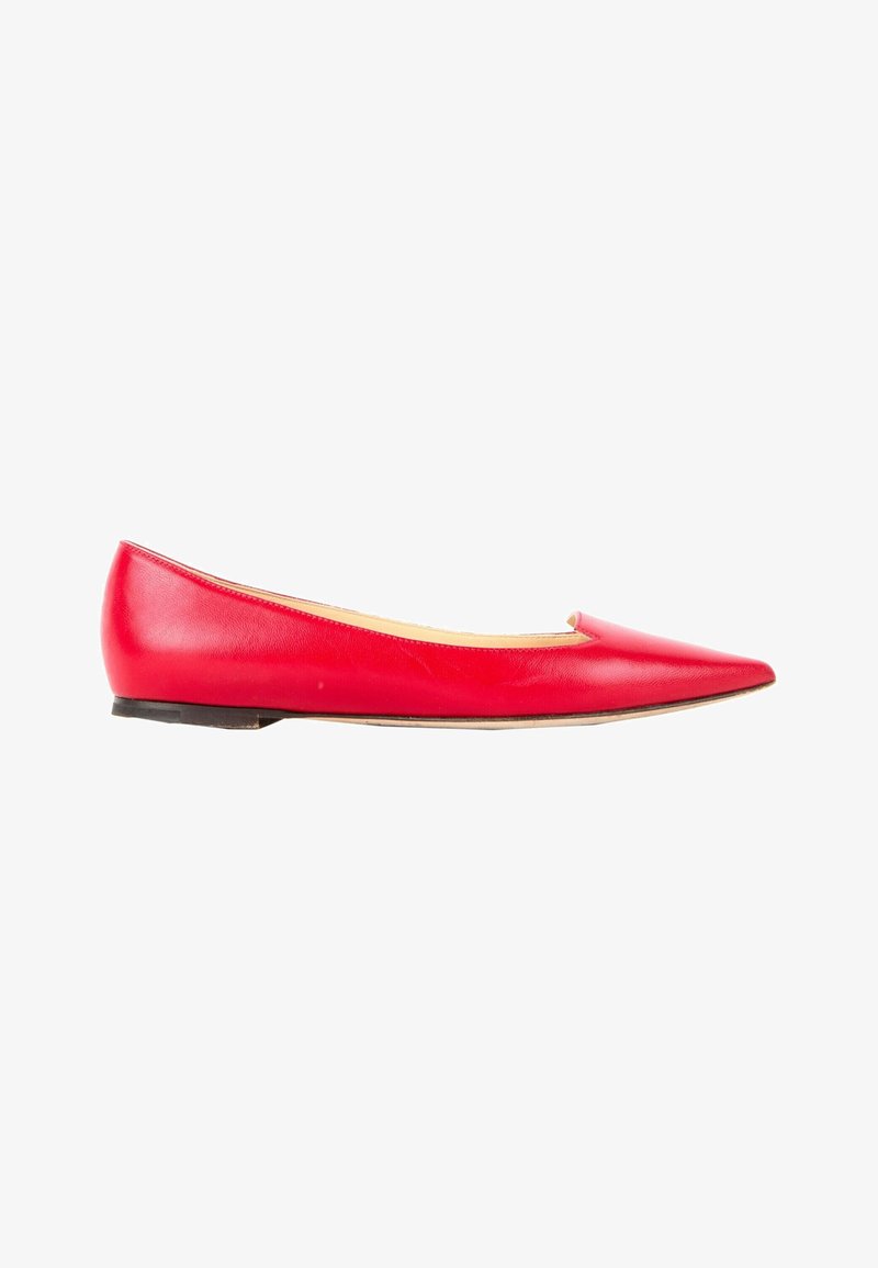 Chaussure plate en cuir rouge à bout pointu, talon bas noir et intérieur beige, vue de profil sur fond blanc.