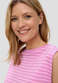 s.Oliver MIT STREIFEN - Print T-shirt - rosa