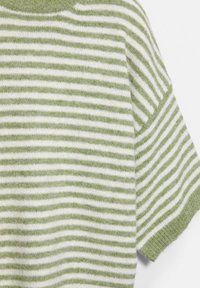 Pletený sveter s krátkymi rukávmi s horizontálnymi mäkkými zelenými a bielymi pruhmi a rebrovanými lemami na rukávoch a spodnom okraji.