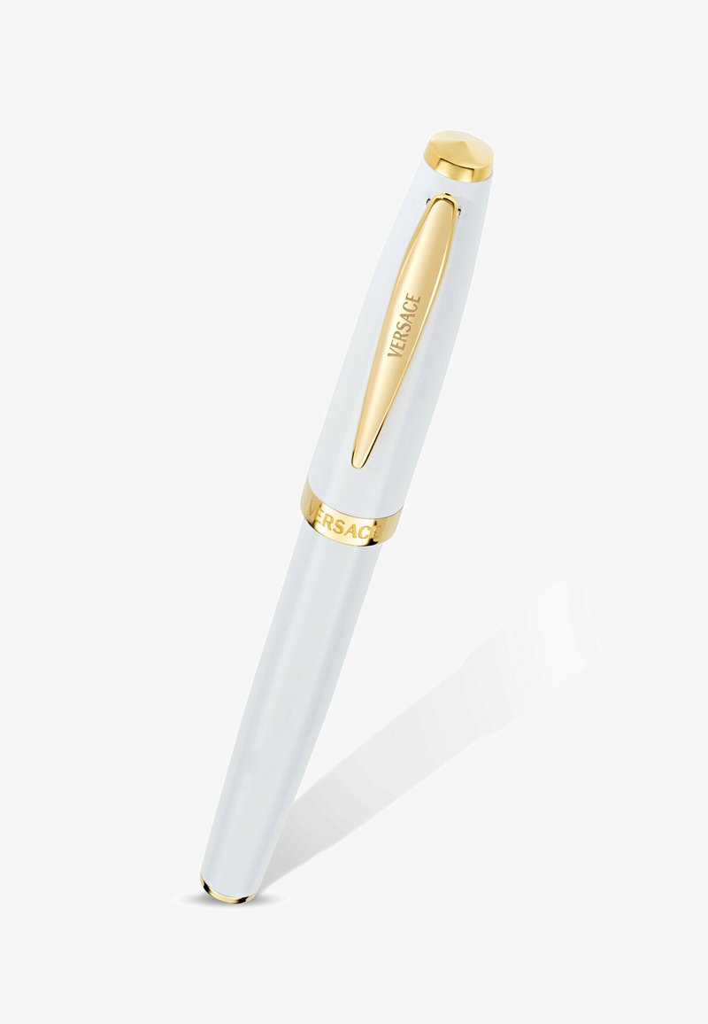 Bolígrafo de lujo blanco y dorado con la marca Versace en el clip y la banda, mostrado en ángulo sobre un fondo blanco.