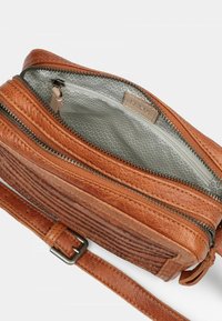Borsa a tracolla in pelle marrone chiaro con design a strisce testurizzate, zip argentate e fodera interna grigia a motivi. Include una tracolla regolabile.