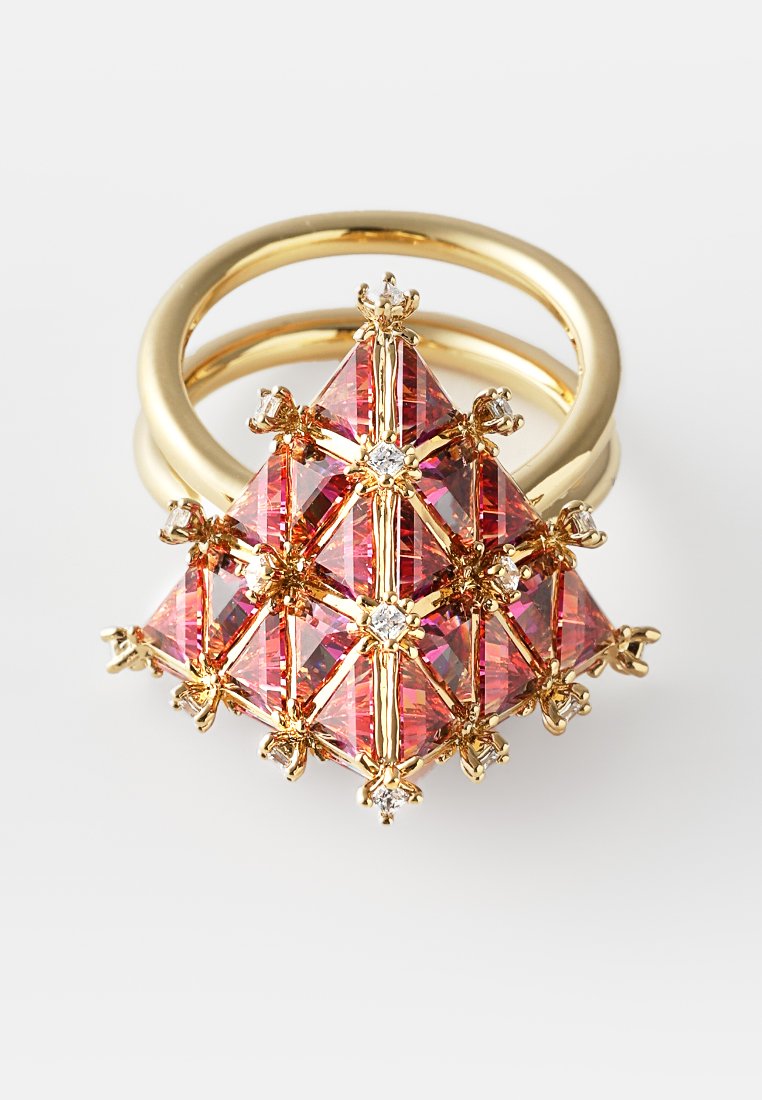 Goudkleurige ring met roze, piramidevormige kristallen gerangschikt in een geometrisch patroon, aanvulling met kleine witte stenen en een meerbandontwerp.