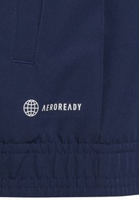 Marine stof met een gladde textuur, voorzien van een wit "AEROREADY" logo en wereldbolgrafiek aan de zoom, gecombineerd met nette stiksels.