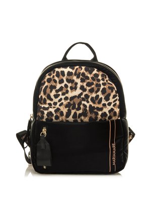 Schultertasche mit schwarzem und beigem Leopardenmuster. Hergestellt aus einem Stoff mit glatter Textur. Verfügt über goldene Beschläge und eine vordere Reißverschlusstasche. Zwei verstellbare Träger.