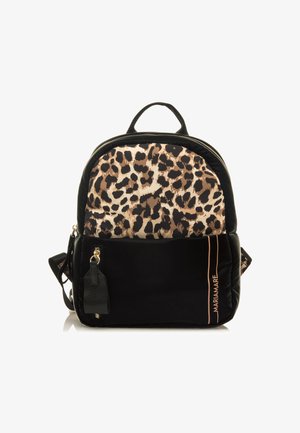Zaino con stampa leopardata nera e beige. Realizzato in tessuto con una texture liscia. Presenta dettagli in metallo dorato e una tasca frontale con zip. Due spallacci regolabili.