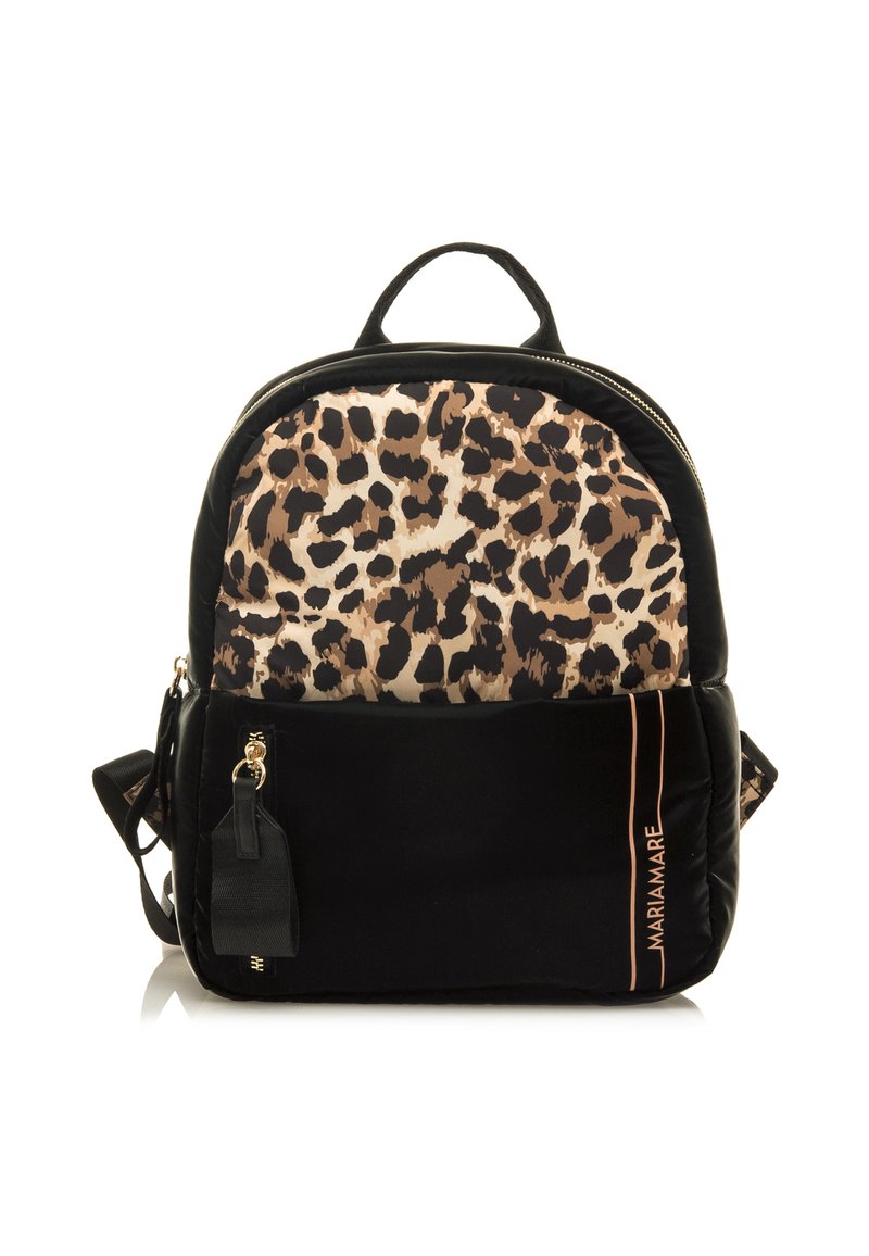 Zaino con stampa leopardata nera e beige. Realizzato in tessuto con una texture liscia. Presenta dettagli in metallo dorato e una tasca frontale con zip. Due spallacci regolabili.