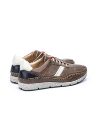 Zapatillas casuales marrones con acentos en blanco y rojo, tejido texturizado, detalles de costura, suela elevada salpicada y diseño de punta redonda.
