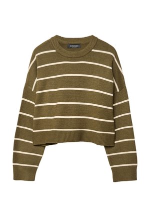 Pull court vert olive avec des rayures horizontales blanches, col rond et poignets côtelés. Fabriqué en tissu tricoté texturé.