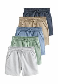 Cinque paia di pantaloncini esposti: grigio, verde menta, azzurro, marrone chiaro e blu scuro. Ognuno presenta una coulisse elastica in vita e tasche laterali.