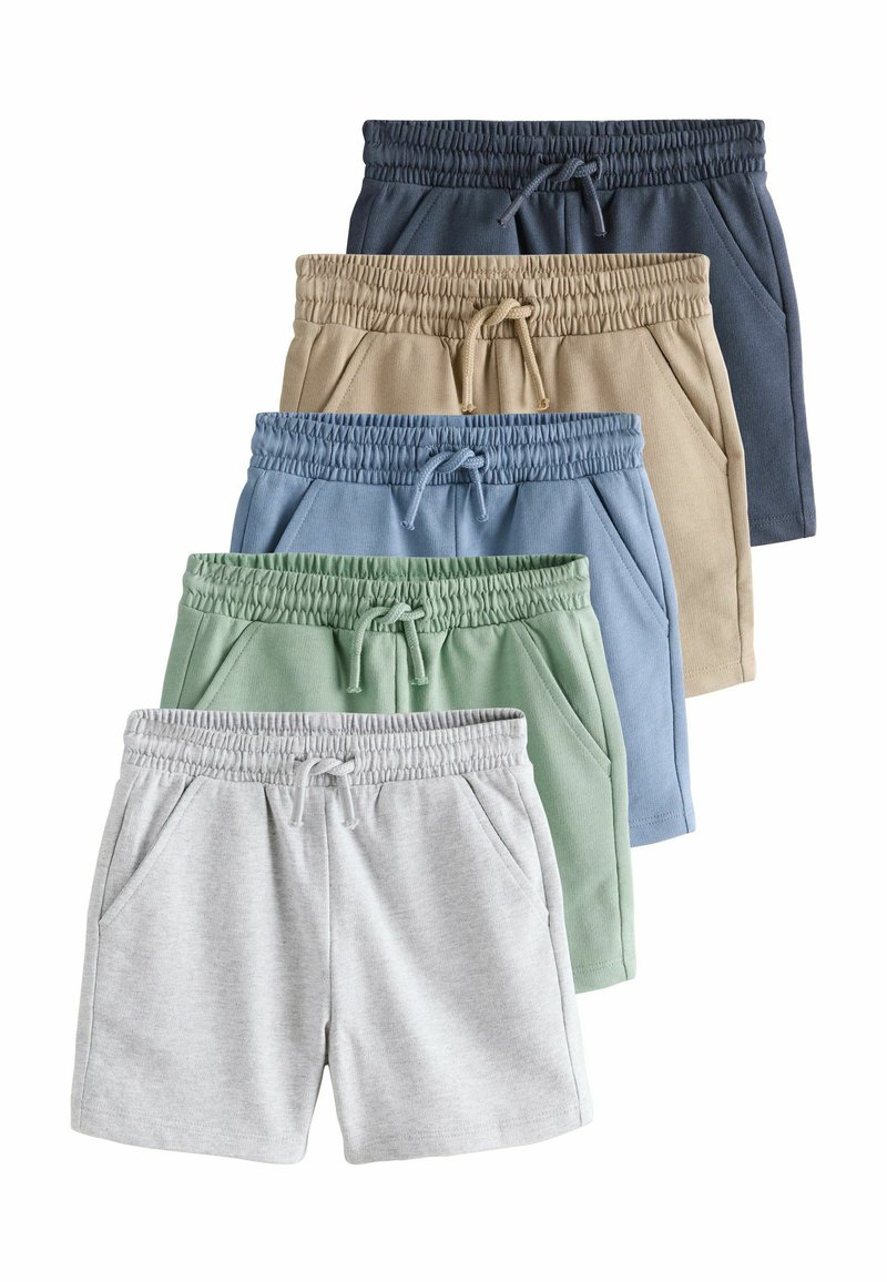Cinque paia di pantaloncini esposti: grigio, verde menta, azzurro, marrone chiaro e blu scuro. Ognuno presenta una coulisse elastica in vita e tasche laterali.