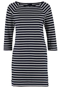 Robe longueur genoux à rayures horizontales bleu marine et blanches, manches trois-quarts et encolure bateau.