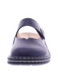 Marineblauwe leren schoen met een ronde neus, uitgesneden ontwerp, verstelbare band en witte stiksel op de zool. Glad van textuur.