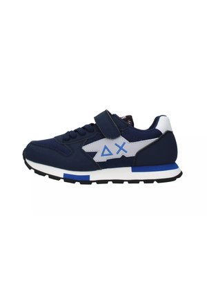 Chaussure de sport bleu marine avec des accents blancs et bleus, fermeture à velcro, laçage frontal, et une semelle noire avec des détails bleus et blancs.